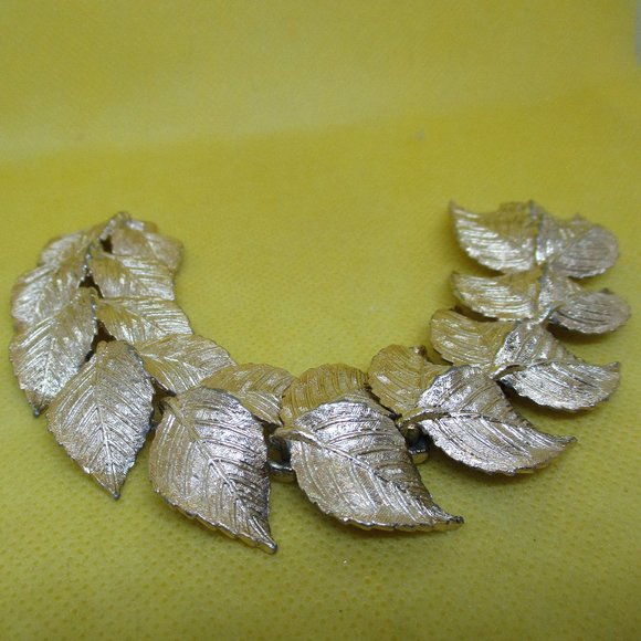 Vintage ART BRACELET HEAVY Signed Art Gold Tone Bracelet Gold Tone Leaves - Picture 10 of 15